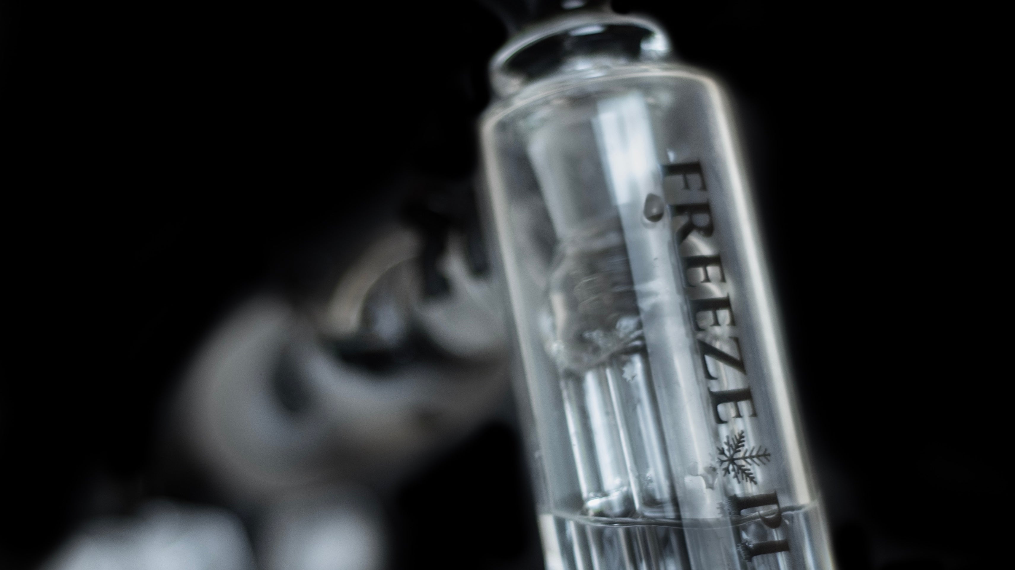 Silicone Bongs vs Glass Bongs